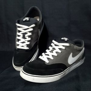 Men's Size 11.5 Nike SB Zoom Air Harbor Gray Dark Gray and White